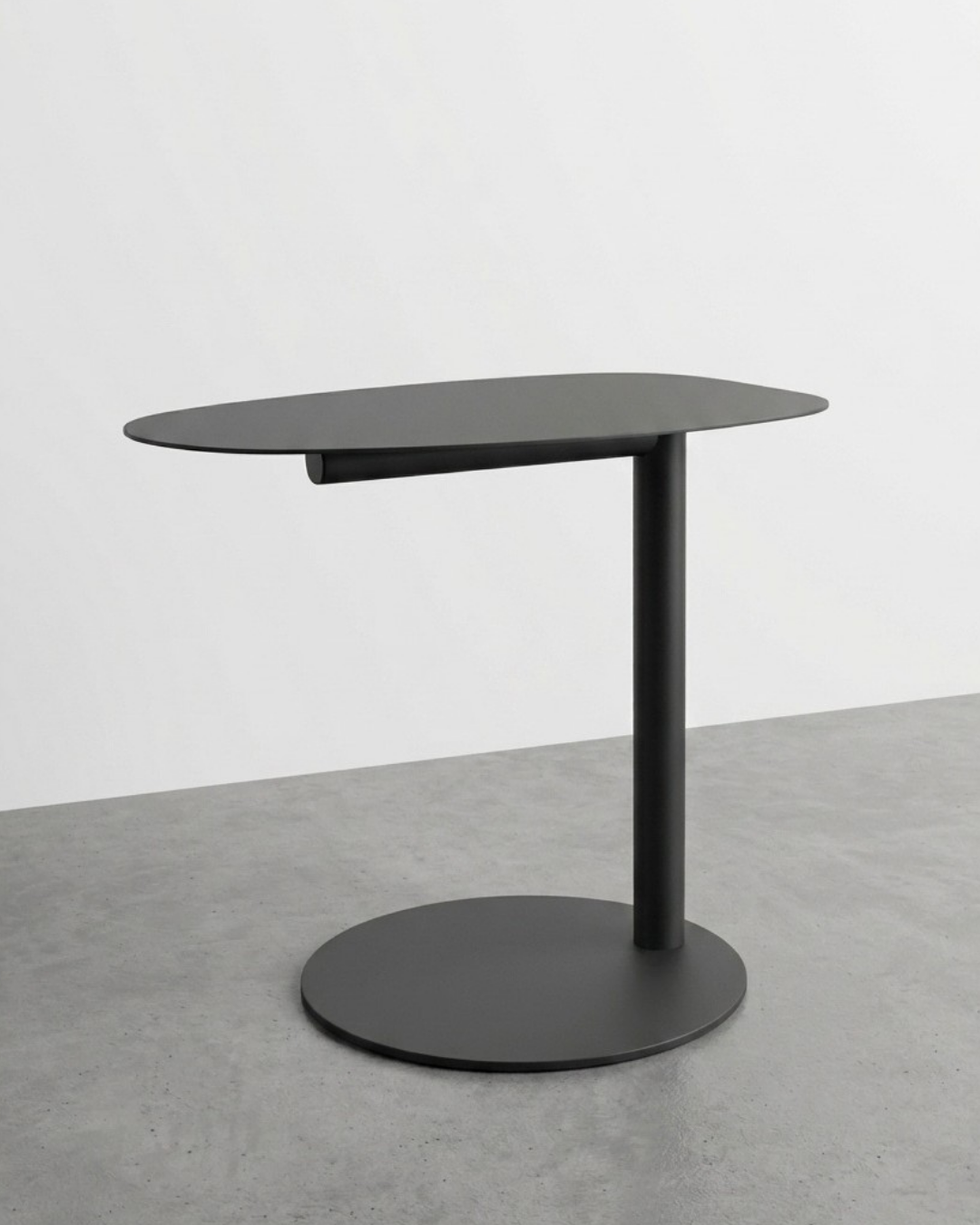 Table d'appoint élégante dorée avec base texturée raffinée