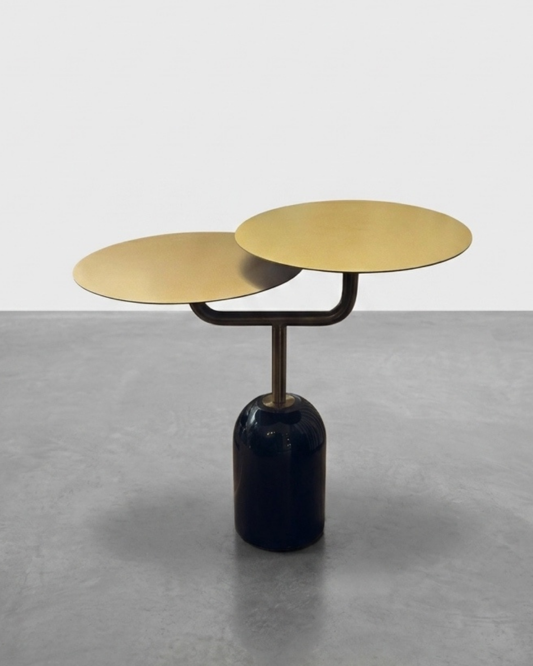Table d'appoint design avec rangement intégré moderne. élégante