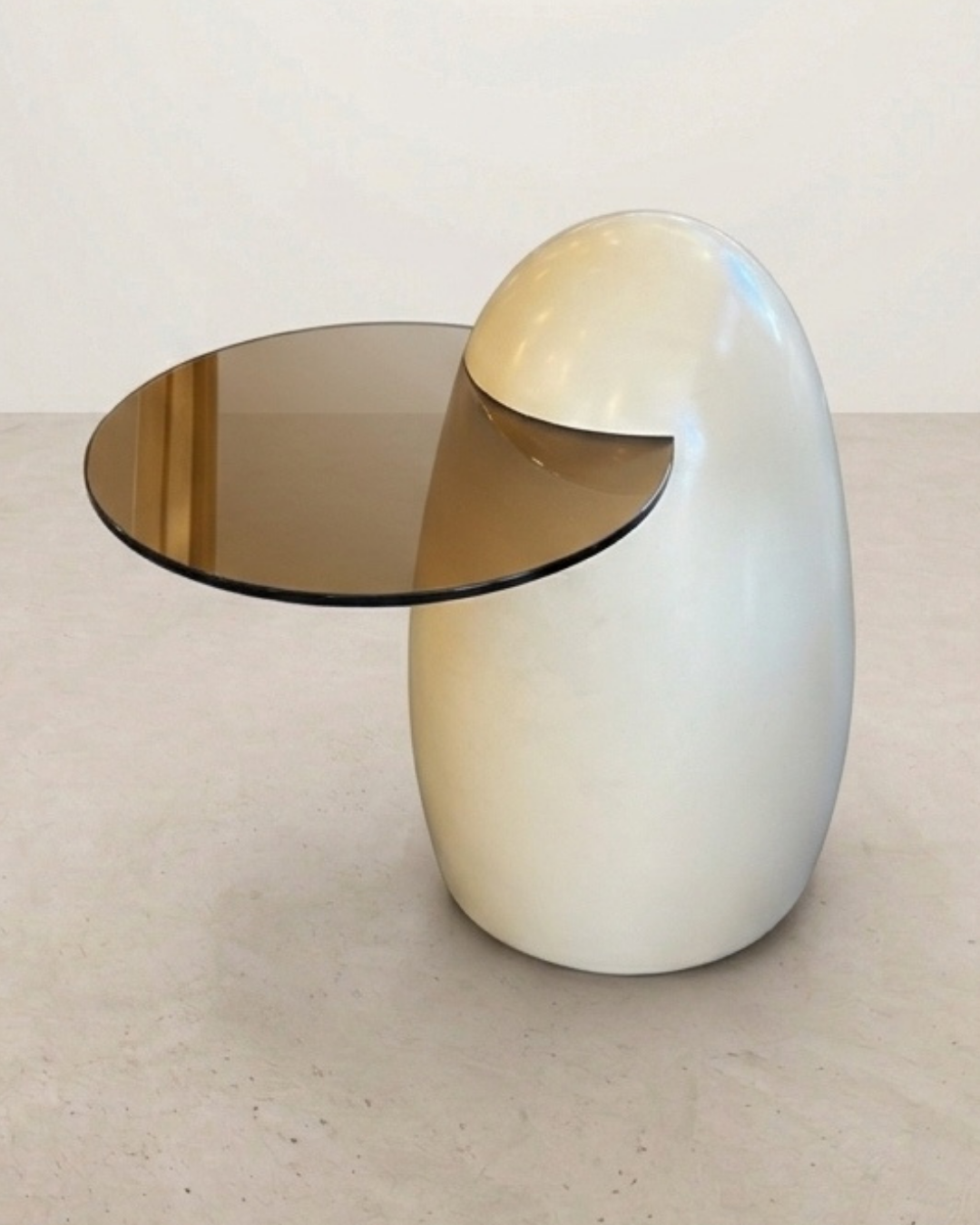 Table d'appoint contemporaine avec détails cylindriques et finition