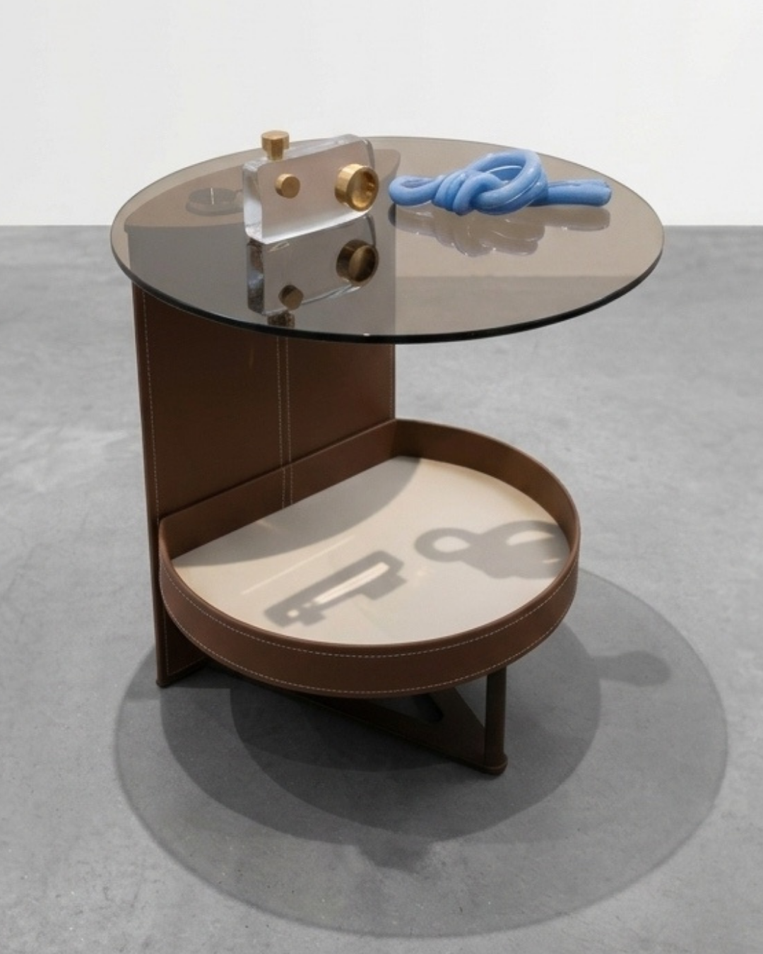 Table d'appoint contemporaine avec plateau bleu texturé. gigognes