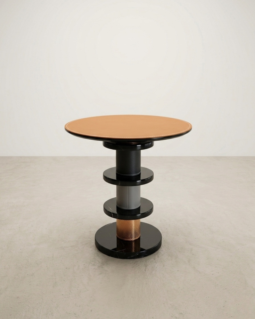 Table d'appoint design en bois foncé au style