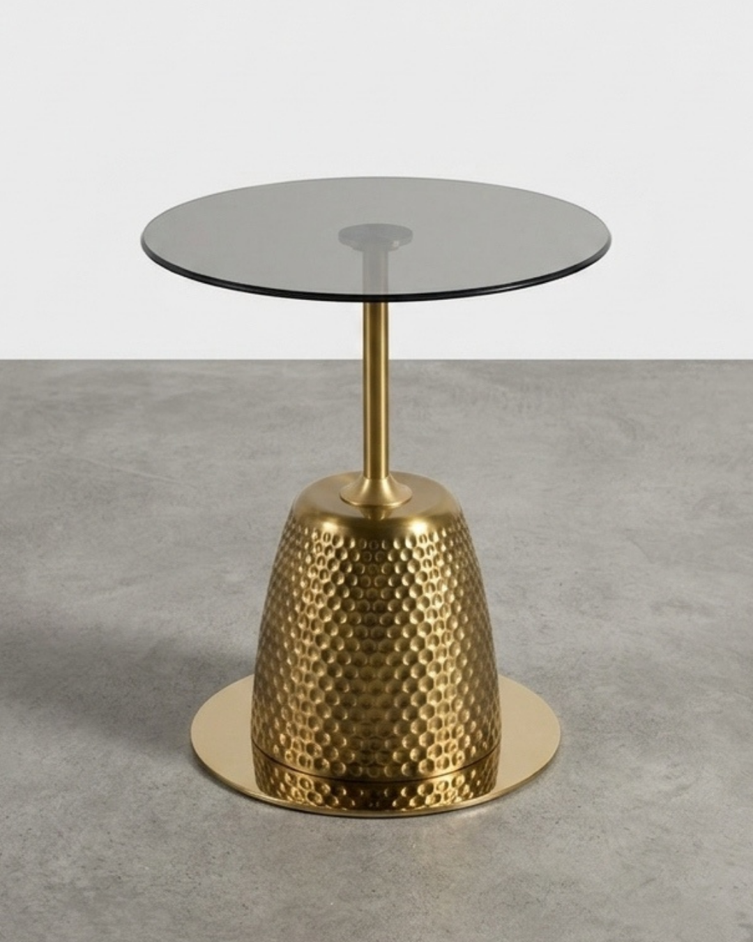 Table d'appoint artistique avec structure rouge texturée et