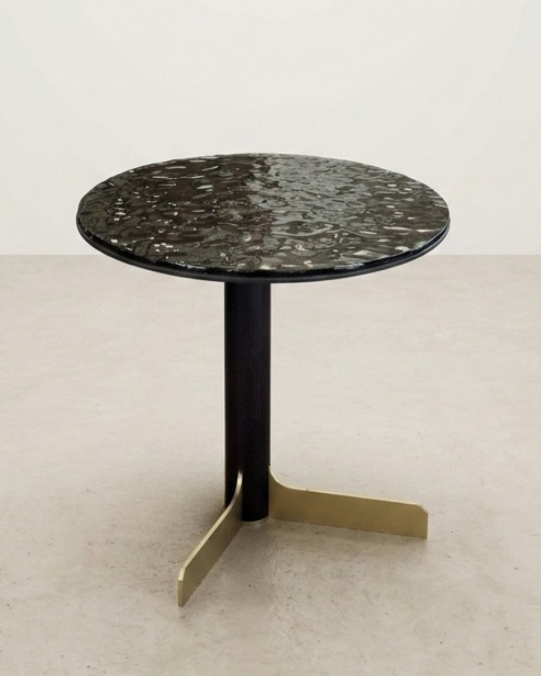 Table d'appoint minimaliste noire avec structure géométrique élégante