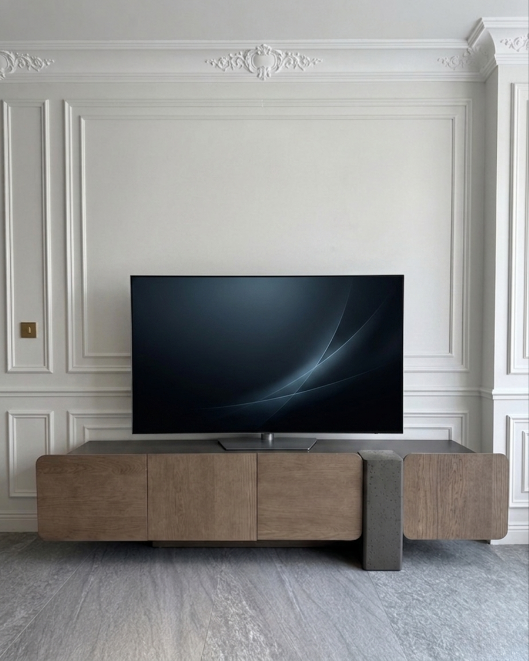 Meuble TV chêne extrémités arrondies pied béton