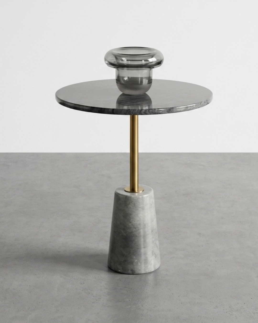 Table d'appoint moderne avec plateau fumé et base
